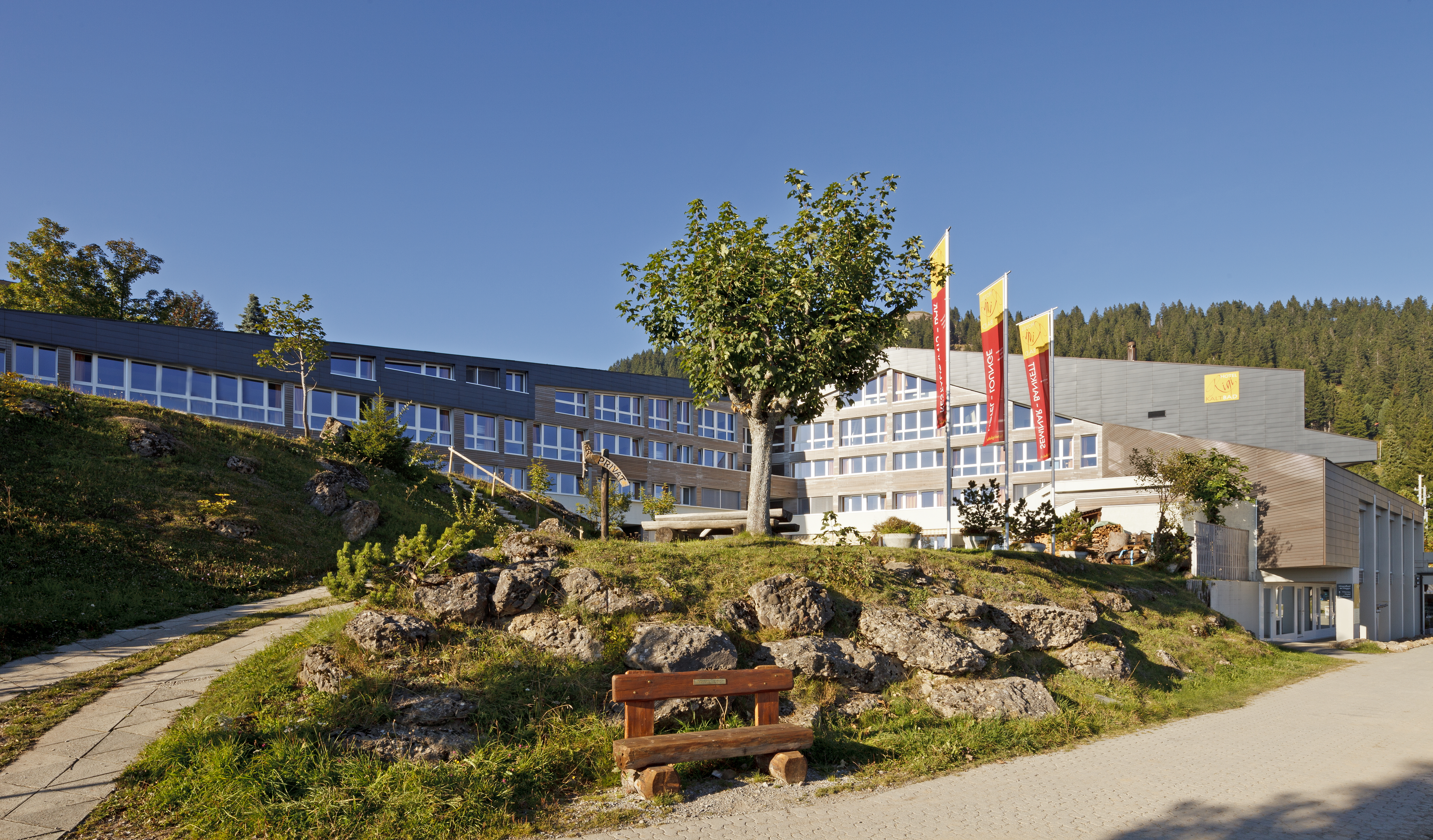 El hotel Rigi Kaltbad desde fuera, con luz de mañana