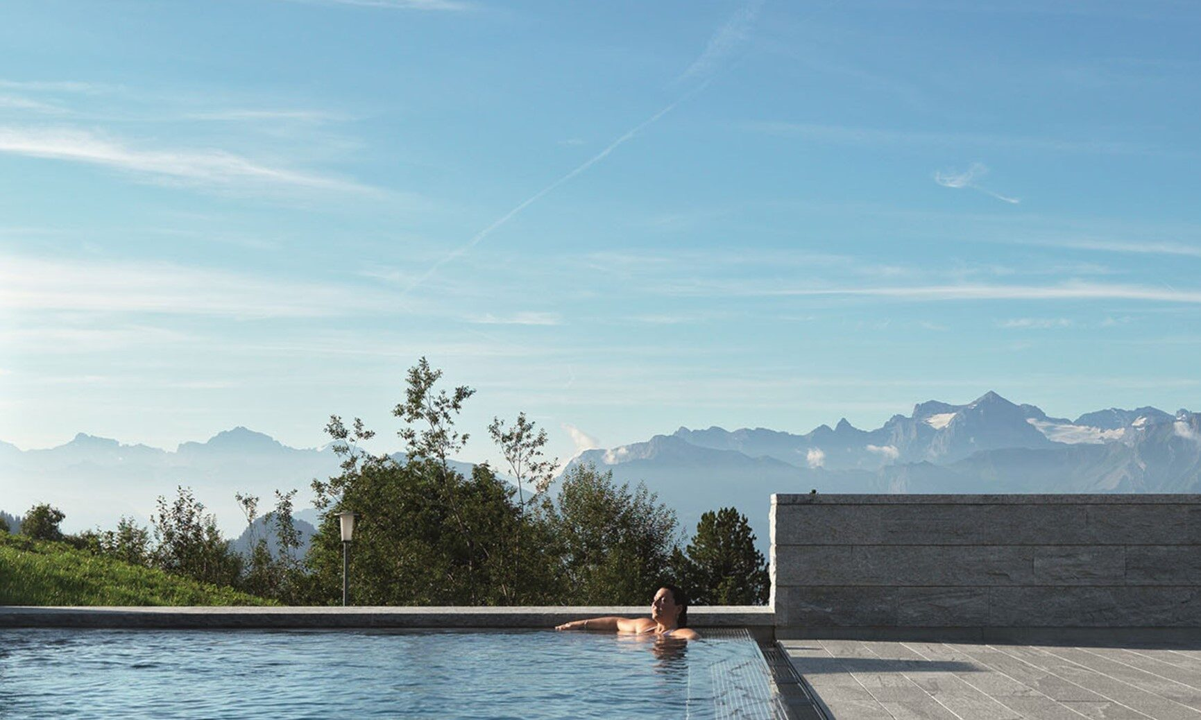Piscina exterior de los baños minerales de Rigi Kaltbad con vistas a los Alpes