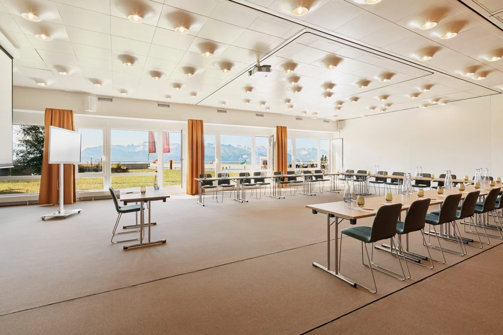 La sala Rigi en forma de U, con ventanales panorámicos