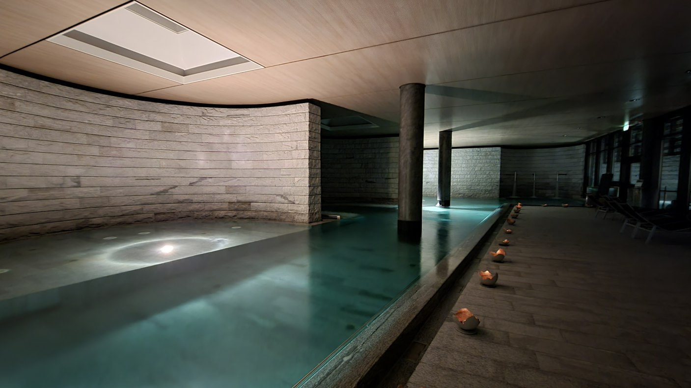 Piscina interior a la luz de las velas