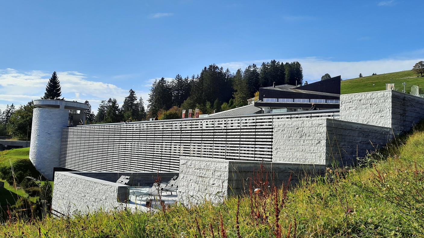 Fachada de piedra de los baños minerales de Rigi Kaltbad
