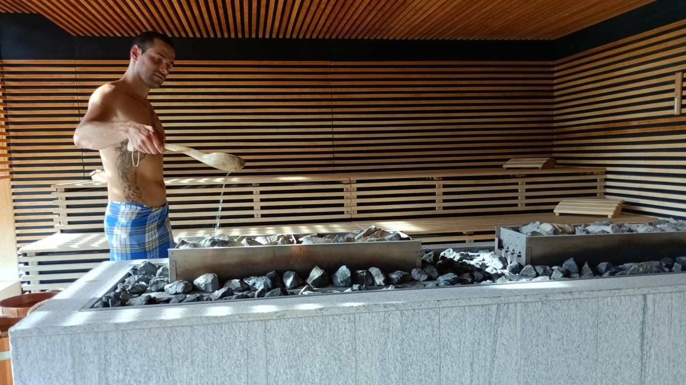 Ritual de vapor en la sauna panorámica