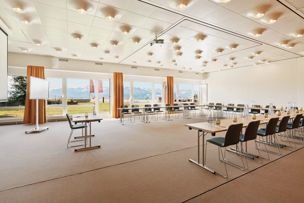 Der Rigisaal mit Tischen in U-Form und Panoramafenstern